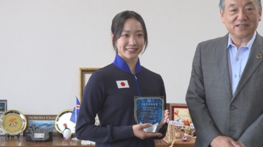 フェアリージャパン稲木選手 多摩市長を表敬訪問