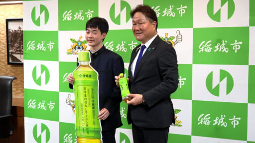 伊藤園お～いお茶新俳句大賞受賞者が稲城市役所を表敬訪問