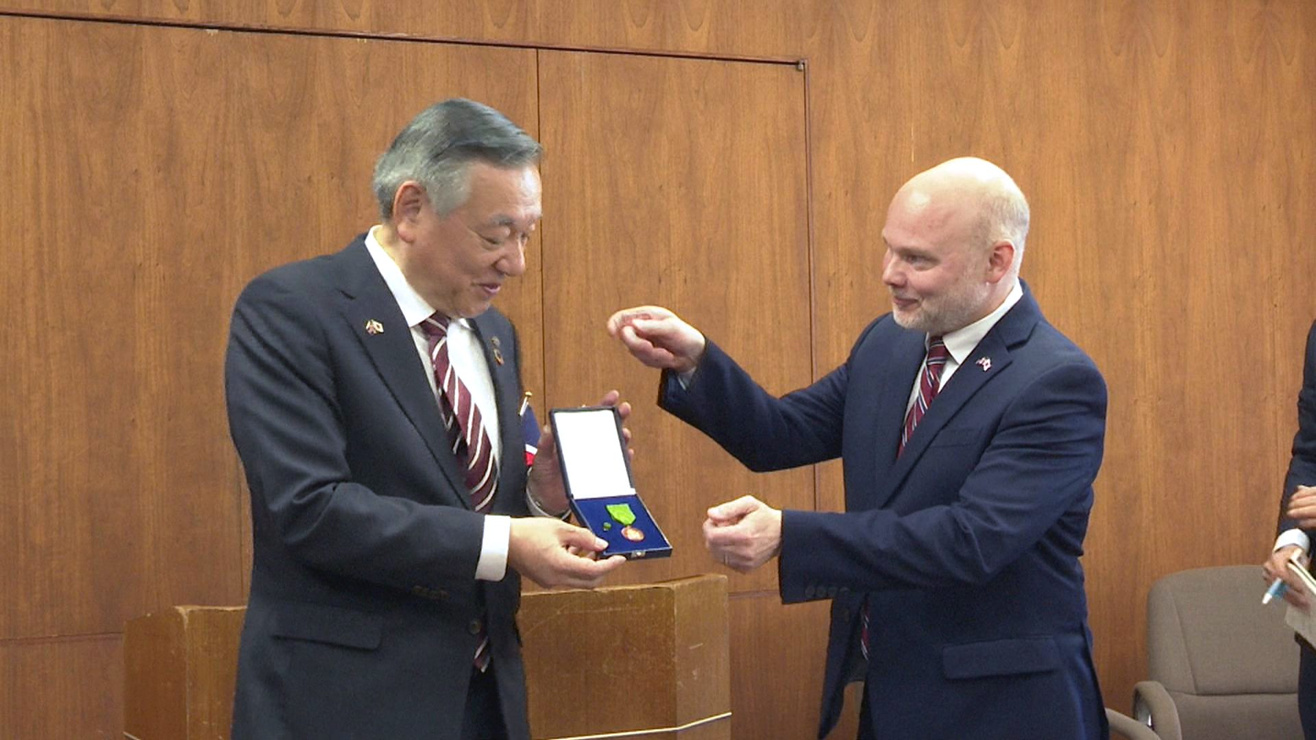 多摩市長がアイスランド外務省名誉勲章を受章